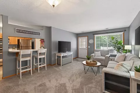 401 Leeward Trl, Woodbury, MN 55129