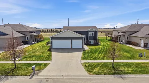 1209 Morningside Dr, Casselton, ND 58012