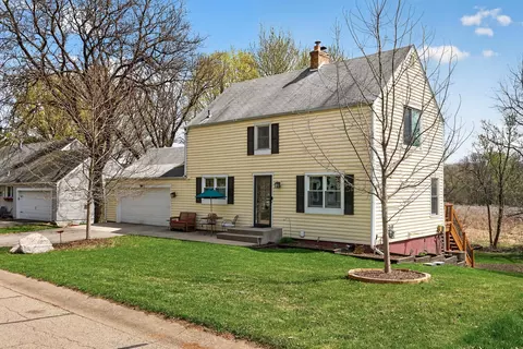 112231 Hutchins Ct, Chaska, MN 55318