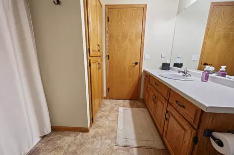 Bath - 1909 Prairie Hill Rd, Saint Cloud, MN 56301 photo 3 of 5