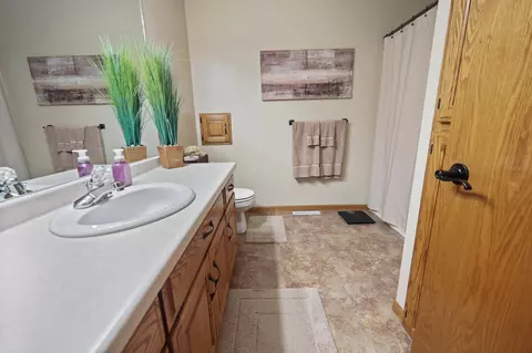 Bath - 1909 Prairie Hill Rd, Saint Cloud, MN 56301 photo 2 of 5