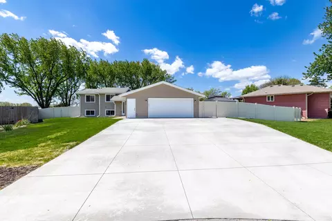 8220 208th St W, Lakeville, MN 55044