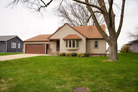 1532 S Shore Dr, Worthington, MN 56187