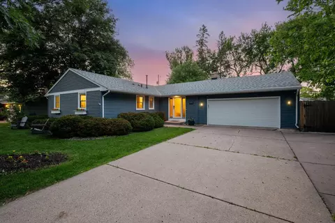 4704 W 70th St, Edina, MN 55435