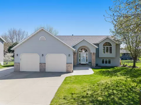 465 8th St SW, Plainview, MN 55964