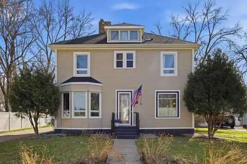 610 9th St S, Moorhead, MN 56560