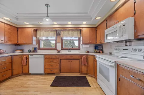 Kitchen - 16460 38th St SE, Mapleton, ND 58059 photo 3 of 5
