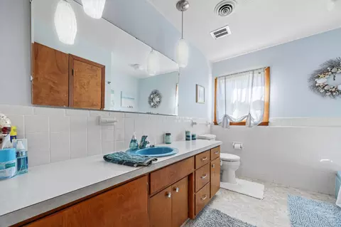 Bath - 16460 38th St SE, Mapleton, ND 58059 photo 3 of 5