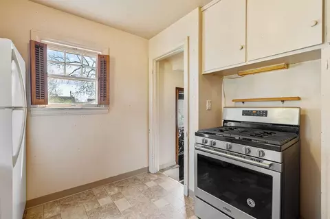 Kitchen - 905 10th Ave SW, Austin, MN 55912 photo 3 of 3