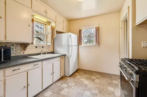 Kitchen - 905 10th Ave SW, Austin, MN 55912 photo 2 of 3
