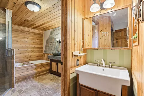Bath - 1180 Kinglet Ct, Eagan, MN 55123 photo 3 of 5