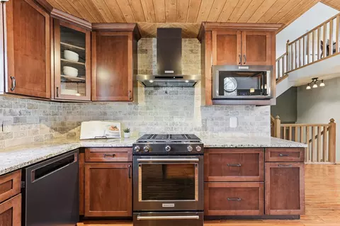 Kitchen - 1180 Kinglet Ct, Eagan, MN 55123 photo 3 of 7