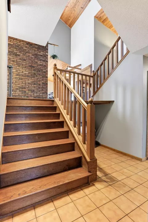 Entry Way - 1180 Kinglet Ct, Eagan, MN 55123 photo 5 of 8