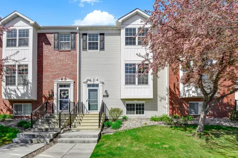 1718 Riverside Dr, Shakopee, MN 55379