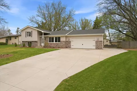 6560 49th St N, Oakdale, MN 55128
