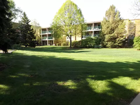 Exterior - 1700 Four Oaks Rd #321, Eagan, MN 55121 photo 2 of 4