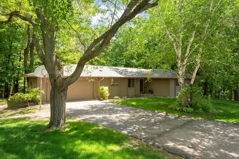 400 Cimarron Cir, Chanhassen, MN 55317