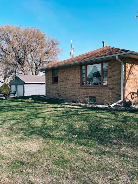 Exterior - 414 Park St, Jackson, MN 56143 photo 2 of 4
