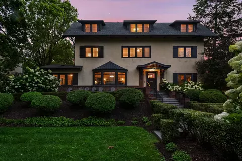 2204 W Lake Of The Isles Pkwy, Minneapolis, MN 55405