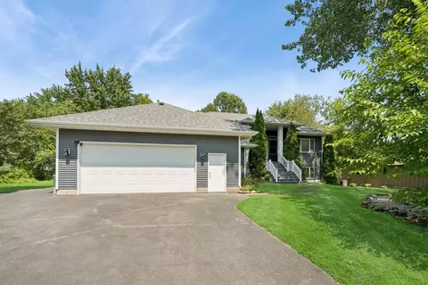 118 S Shannon Dr, Shakopee, MN 55379