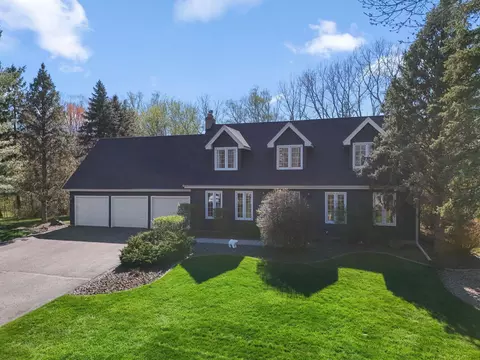 60 Deer Hills Ct, North Oaks, MN 55127