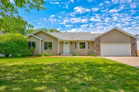 6878 Upper 28th St N, Oakdale, MN 55128