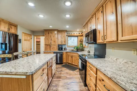 Kitchen - 32061 Primrose Ln, Laporte, MN 56461 photo 6 of 11