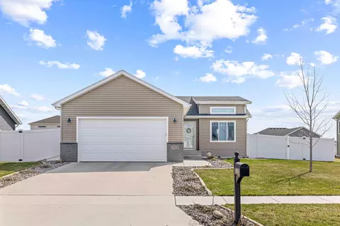3824 16th St S, Moorhead, MN 56560