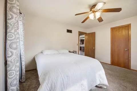Bedroom - 218 10th Ave, Enderlin, ND 58027 photo 3 of 5