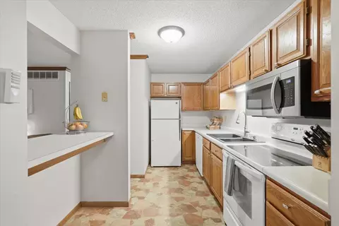 Kitchen - 1381 Berry Ridge Rd #404, Eagan, MN 55123 photo 1 of 2