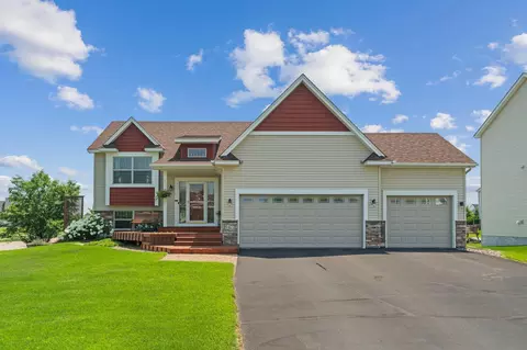 9477 Dunes Ln, Cottage Grove, MN 55016