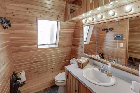 Bath - 5239 Barnum Rd NW, Hackensack, MN 56452 photo 2 of 5