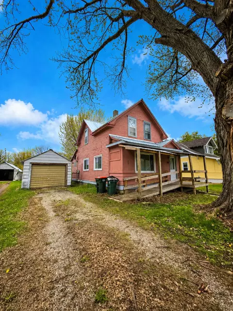 306 S Redwood St, Winthrop, MN 55396