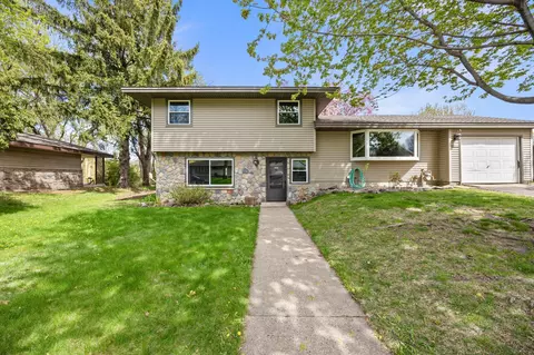 961 Oakwood Dr, New Brighton, MN 55112