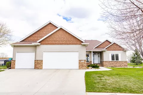4532 Woodhaven Dr S, Fargo, ND 58104