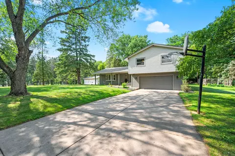 8254 38th St N, Lake Elmo, MN 55042