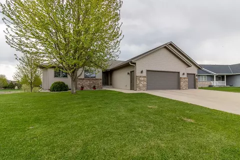 201 Pebble Creek Dr, Mankato, MN 56001
