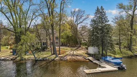 799 Heinel Dr, Roseville, MN 55113