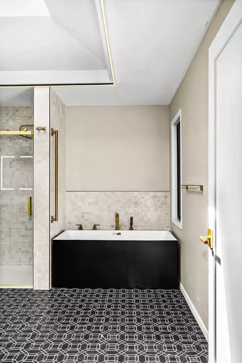 Bath - 2207 Heather Ave, Duluth, MN 55803 photo 1 of 8