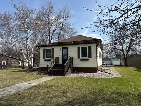 318 2nd St SE, Hallock, MN 56728