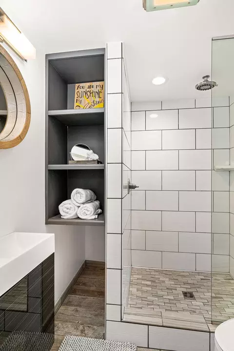 Bath - 3206 Minnesota Ave, Duluth, MN 55802 photo 2 of 4