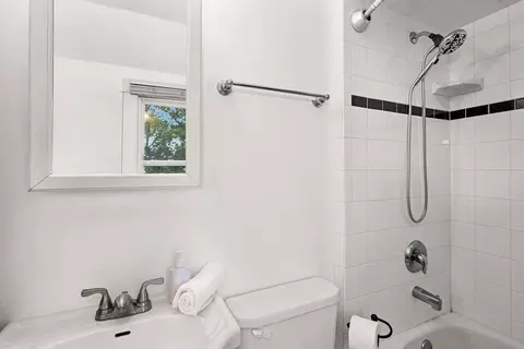 Bath - 3206 Minnesota Ave, Duluth, MN 55802 photo 4 of 4