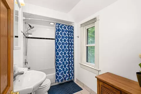 Bath - 3206 Minnesota Ave, Duluth, MN 55802 photo 3 of 4