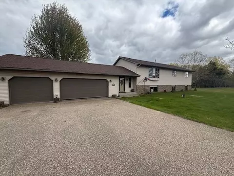 508 Little Orchard Rd, Hudson, WI 54016