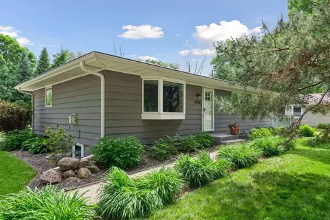 15725 2nd Ave N, Plymouth, MN 55447