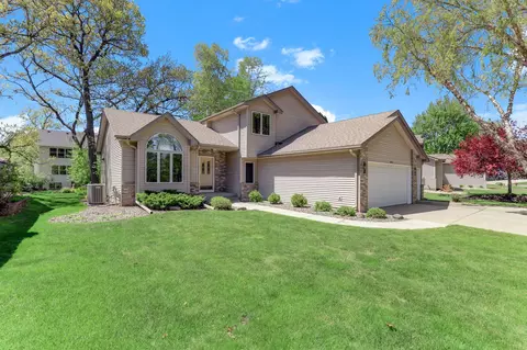 4676 Hamlet Ave N, Oakdale, MN 55128