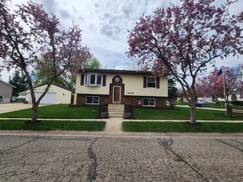 2008 46th St NW, Rochester, MN 55901