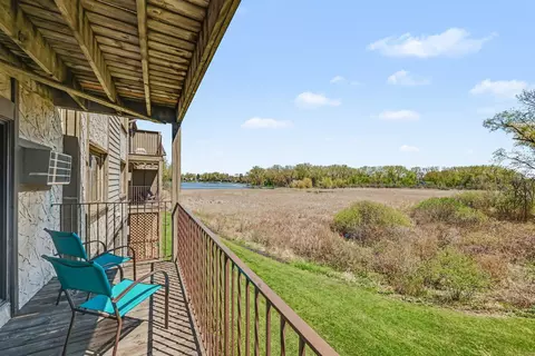 1304 W Medicine Lake Dr #221, Plymouth, MN 55441