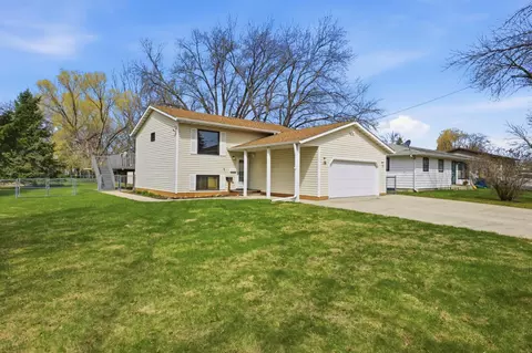 1109 9th St N, Moorhead, MN 56560