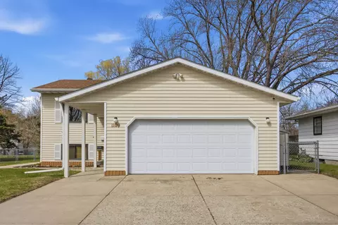 1109 9th St N, Moorhead, MN 56560